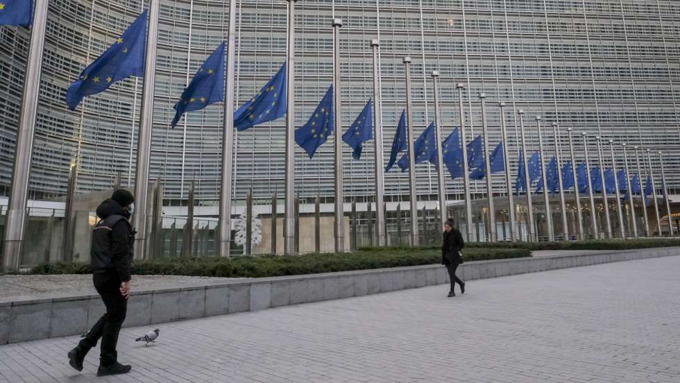 Bandeiras da União Europeia a meia haste na Comissão Europeia devido à morte do presidente do PE David Sassoli