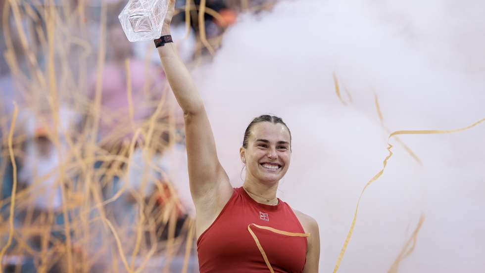 epa11998084 Aryna Sabalenka of Belarus poses with the trophy after winning the Women’s Singles Final match against Jessica Pegula of USA at the Miami Open tennis tournament in Miami, Florida, USA, 29 March 2025.  EPA/CRISTOBAL HERRERA-ULASHKEVICH