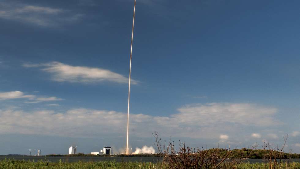 epaselect epa12961830 NASA's SpaceX CRS-34 mission lifts off aboard a Dragon cargo spacecraft on a Falcon 9 rocket from Space Launch Complex 40 at Cape Canaveral Space Force Station in Cape Canaveral, Florida, USA, 15 May 2026. The CRS-34 commercial resupply mission is delivering about 2,950 kilograms of research, supplies and hardware to the International Space Station.  EPA/CRISTOBAL HERRERA-ULASHKEVICH