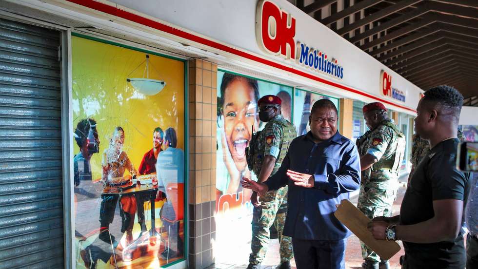 O Presidente moçambicano, Filipe Nyusi (C), visitou hoje duas lojas no centro comercial do grupo Shoprite pilhadas durante manifestações de contestação dos resultados das eleições gerais de 09 de outubro em Maputo, Moçambique, 08 de novembro de 2024. LUÍSA NHANTUMBO/LUSA