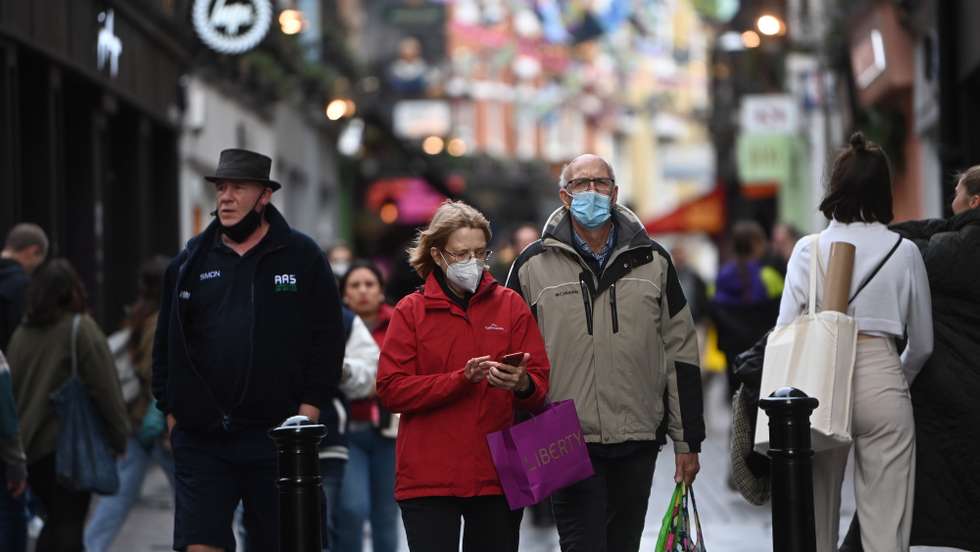 epa09659790 Shoppers on Carnaby Street in London, Britain, 29 December 2021. British Prime Minster Boris Johnson has said the vaccination campaign has allowed England to maintain its current level of coronavirus controls and people should enjoy New Year in a sensible and cautious way.  EPA/NEIL HALL