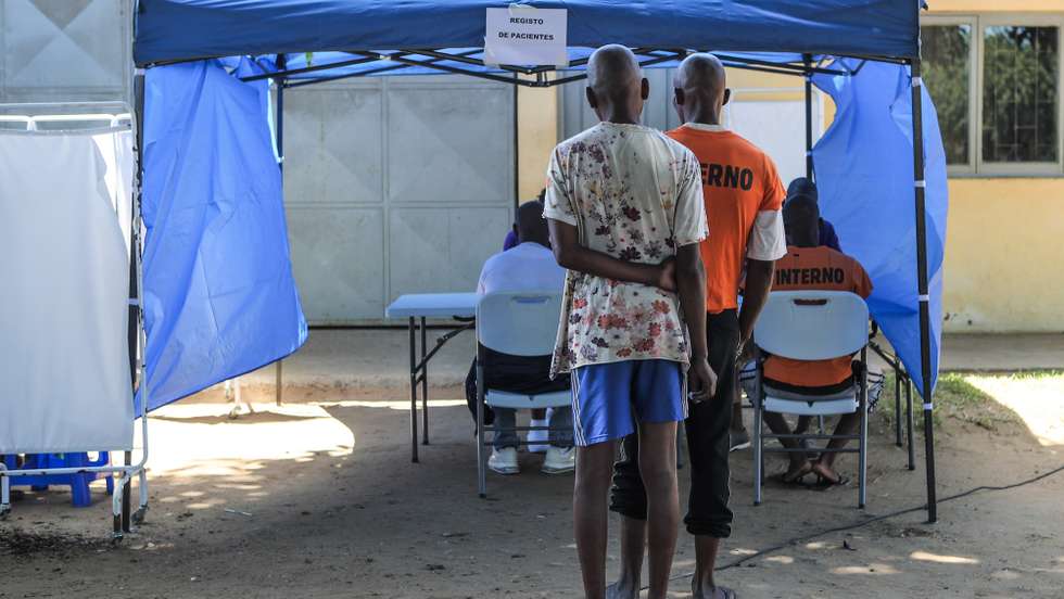 Reclusos fazem o registo para fazerem um exame com um aparelho de raio-X portátil e IA para a deteção de tuberculose, na Penitenciária Provincial de Maputo, em Maputo, Moçambique, 04 de dezembro de 2023. Um aparelho de raio-X portátil e uma aplicação de Inteligência Artificial (IA) que analisa em minutos as ‘chapas’ já detetaram, apenas em Maputo, 66 dos 300 casos de tuberculose entre os cerca de 23.000 reclusos em Moçambique. (ACOMPANHA TEXTO DA LUSA DO DIA 11 DE DEZEMBRO DE 2023). LUÍSA NHANTUMBO/LUSA
