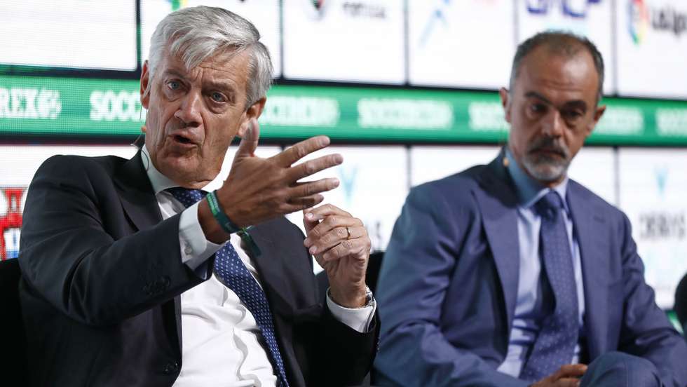O CEO do Benfica, Domingos Soares de Oliveira (E), ladeado pelo Diretor da Juventus, Stefano Bertola (D), intervém na sessão "O modelo de negócio dos clubes modernos", durante o segundo dia do Soccerex, ciclo de conferências dedicadas ao futebol, no Taguspark, em Oeiras, 06 de setembro de 2019. A iniciativa destina-se a partilhar ideias, aprender e criar oportunidades de negócio, num debate centrado no futuro do futebol na Europa. A trabalhar em conjunto com governos locais, federações de futebol, as principais ligas e os clubes, os eventos de Soccerex já reuniram perto de 70 mil figuras ligadas à modalidade e aos negócios da indústria. ANTÓNIO PEDRO SANTOS/LUSA