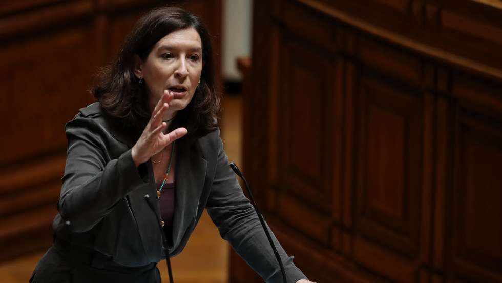 A líder parlamentar do Partido Popular (CDS–PP), Cecília Meireles, intervém durante o debate e votação da proposta do orçamento suplementar para 2020, na Assembleia da República, em Lisboa, 17 de junho de 2020. MANUEL DE ALMEIDA/LUSA