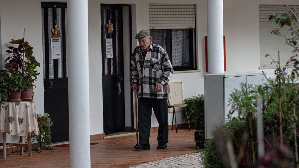 Um morador na Aldeia de São José de Alcalar, um lar em que os idosos vivem de forma autónoma em 52  residências, em Portimão, 18 de dezembro de 2020. Construída em 1990, a aldeia social, com uma população de 115 habitantes, foi edificada na freguesia da Mexilhoeira Grande, nos arredores de Portimão, sendo composta por 52 apartamentos de tipologia T1, T2 e T3, com vários serviços de apoio, entre os quais lavandaria, refeitório, salas de convívio, serviços médicos e de enfermagem e espaços ajardinados. (ACOMPANHA TEXTO DA LUSA DO DIA 22 DE DEZEMBRO DE 2020). LUÍS FORRA/LUSA