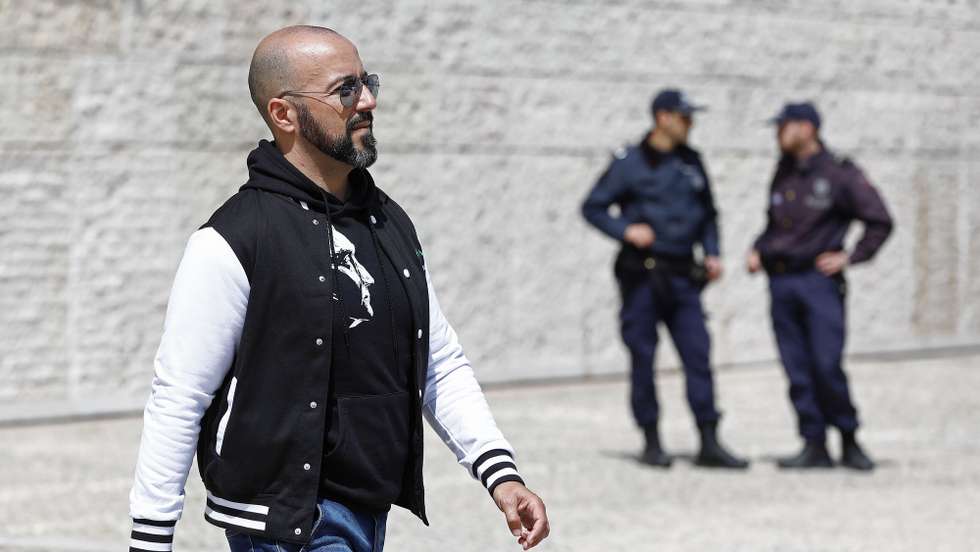 O líder do Partido Nacional Renovador (PNR), Mário Machado (E), protesta em frente ao  Museu Coleção Berardo, no Centro Cultural de Belém, numa ação divulgada nas redes socias como"Berardo paga o que deves", contra a dívida do empresário Joe Berardo à banca portuguesa, em Lisboa, 20 de abril de 2019. ANTÓNIO PEDRO SANTOS/LUSA
