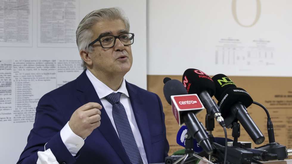 O secretário de Estado Adjunto e da Saúde, António Lacerda Sales, durante a intervenção na receção aos novos médicos internos do Centro Hospitalar Universitário de Coimbra (CHUC) que vai acolher 196 novos médicos internos, sendo 103 médicos internos de formação especializada e 93 médicos internos de formação geral, no CHUC, em Coimbra, 3 de janeiro de 2022. PAULO NOVAIS/LUSA