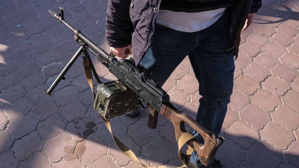 epa09840815 A Ukrainian soldier stands guard next to a barricade in south Ukrainian city of Odesa, in Ukraine, 21 March 2022. Russian troops entered Ukraine on 24 February prompting the country's president to declare martial law and triggering a series of announcements by Western countries to impose severe economic sanctions on Russia.  EPA/SEDAT SUNA