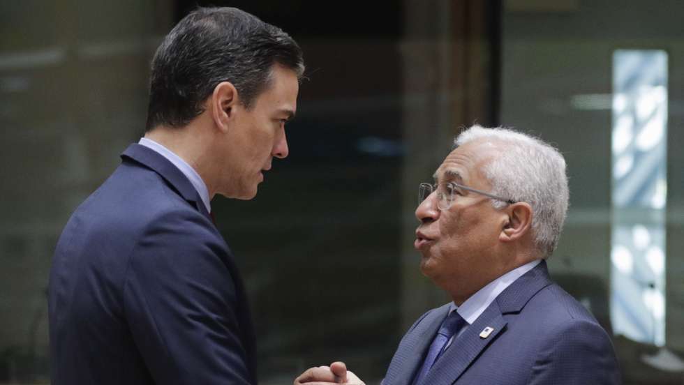 epa09848556 Spanish Prime Minister Pedro Sanchez (L) and Portugal's Prime Minister Antonio Costa talk during the European Council Summit in Brussels, Belgium, 25 March 2022.  EPA/OLIVIER HOSLET