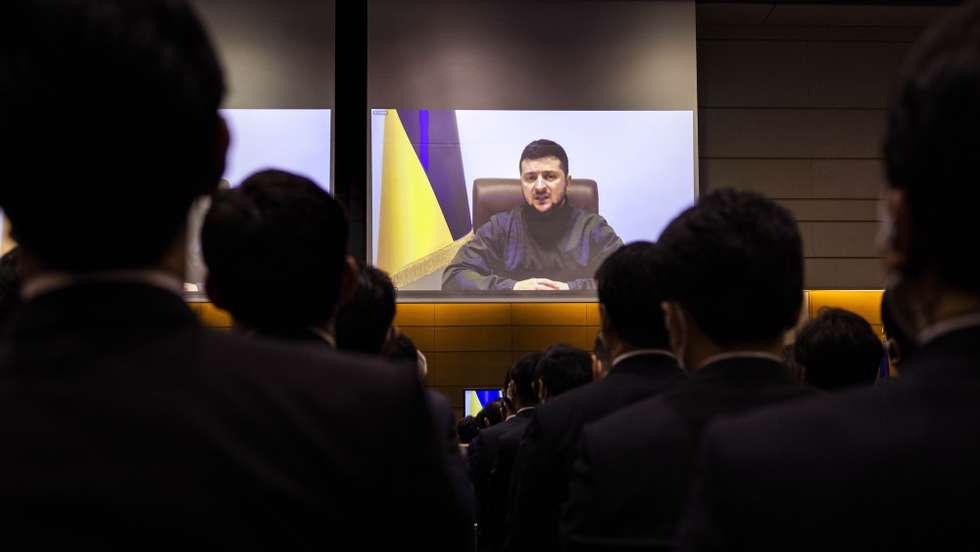 epa09843777 Ukrainian President Volodymyr Zelensky addresses Japan's lower house lawmakers via videolink at the House of Representatives office building in Tokyo, Japan, 23 March 2022.  EPA/BEHROUZ MEHRI / POOL
