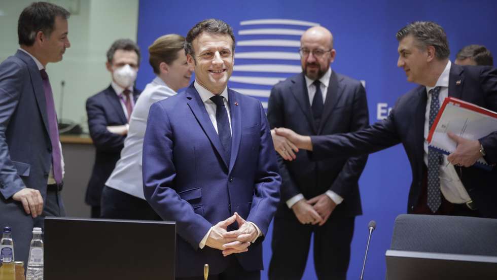 epa09848334 (L-R) Belgian Prime Minister Alexander De Croo, Danish Prime Minister Mette Frederiksen, French President Emmanuel Macron, European Council President Charles Michel, and Croatian Prime Minister Andrej Plenkovic arrive at a European Council Summit in Brussels, Belgium, 25 March 2022.  EPA/OLIVIER HOSLET
