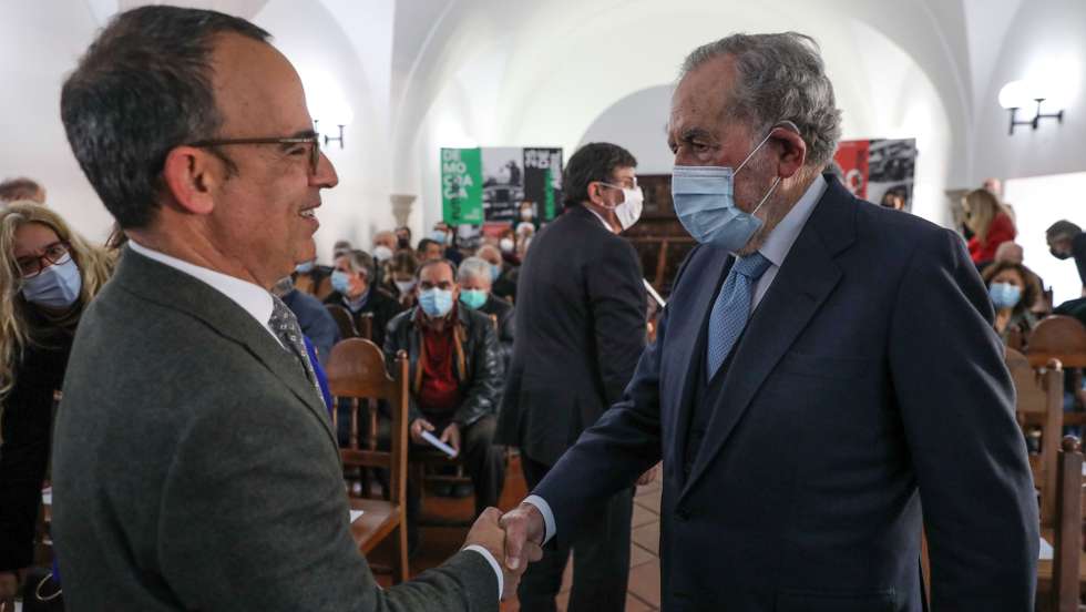 O antigo Presidente da República, Ramalho Eanes (D), cumprimenta o ministro da Cultura, Pedro Adão e Silva (E), durante a homenagem a Salgueiro Maia no Quartel do Carmo, Lisboa, 1 de abril de 2022. No momento em que passam 30 anos da morte de Salgueiro Maia, a Comissão Comemorativa dos 50 anos do 25 de Abril e a Associação 25 de Abril coorganizam uma homenagem ao militar sob a forma de uma conversa entre António Sousa Duarte, o autor da biografia "Salgueiro Maia - Um Homem da Liberdade".  MIGUEL A. LOPES/LUSA