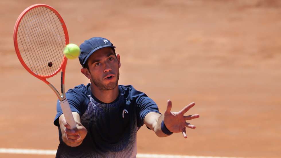 Nuno Borges da dupla de tenistas portugueses Nuno Borges e Francisco Cabral em ação durante a final de pares do Estoril Open 2022, contra a dupla composta por Maximo Gonzalez e Andre Goransson, Estoril, 01 de maio de 2022. TIAGO PETINGA/LUSA