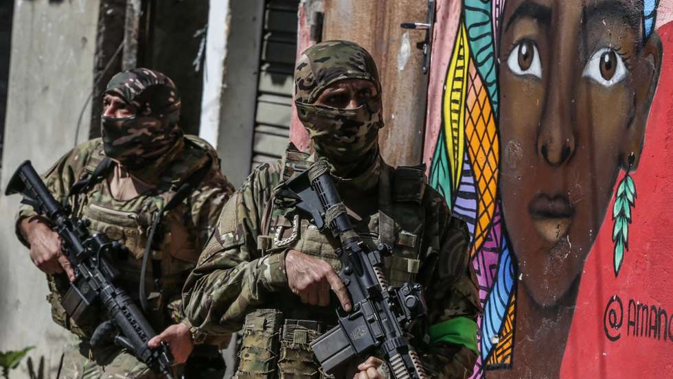 epa10084779 Members of the Military Police carry out an operation against organized crime, at the Alemao favela, north of Rio de Janeiro, Brazil, 21 July 2022. In a joint operation, elite bodies of the Military Police of the State of Rio de Janeiro and the Civil Police carried out this Thursday an operation to combat criminal gangs involved in vehicle theft, cargo and bank robberies, leaving at least four people deceased, according to local authorities.  EPA/Andre Coelho