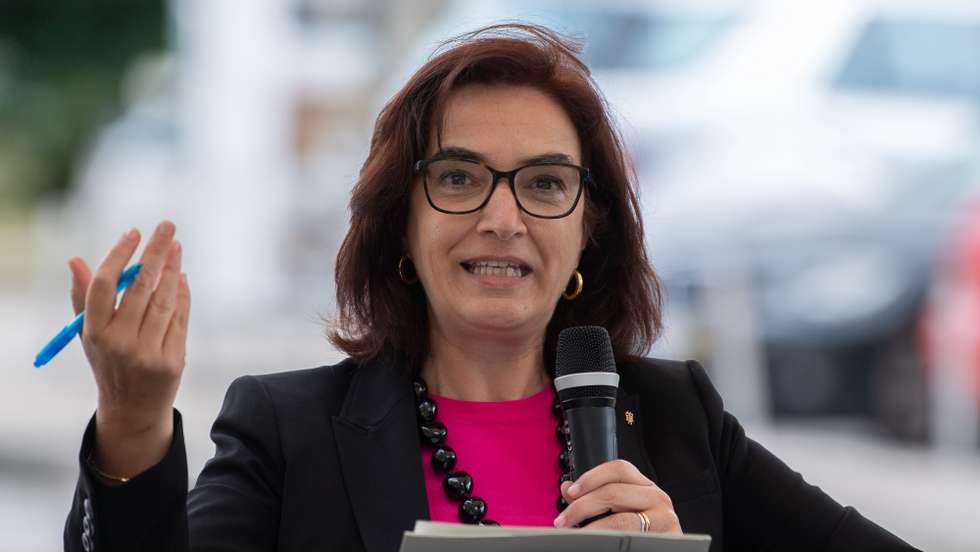 A ministra da Ciência, Tecnologia e Ensino Superior, Elvira Fortunato, intervém durante a iniciativa "63 anos de Medicina e Ciência. Como será o futuro?", no Porto, 20 de junho de 2022. O evento, inserido nas comemorações dos 63 anos do Centro Hospitalar Universitário de São João (CHUSJ), tem como objetivo debater a medicina e a ciência na formação e na prática aliada às novas tecnologias e realidade aumentada/virtual. RUI MANUEL FARINHA/LUSA