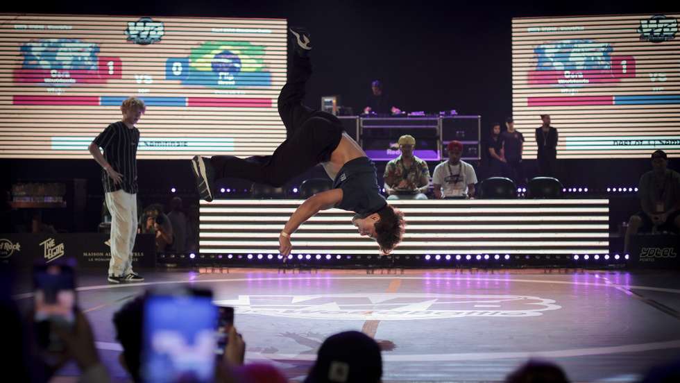 An athlete in action during The World Battle 2022 breaking event at Porto Coliseum, Portugal, 4th Setember 2022. The World Battle 2022 is an international Street Sports &amp; Culture Festival that brings together some of the world's most amazing b-boys, b-girls and dancers.  MANUEL FERNANDO ARAUJO/LUSA