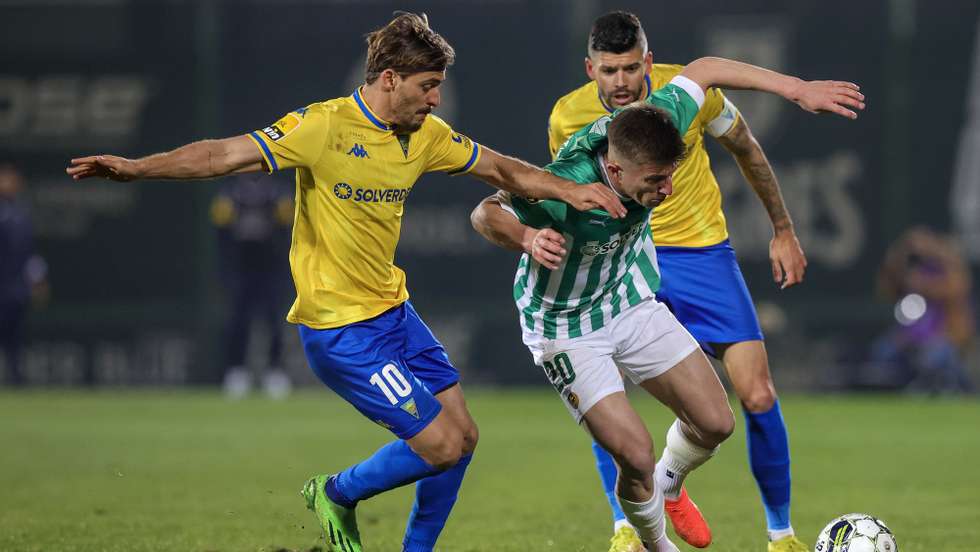 O jogador do Rio Ave, Costinha (C), disputa a bola com os jogadores do Estoril Praia, Joãozinho e Francisco Geraldes (E), durante o jogo da Primeira Liga de Futebol, realizado no estádio do Rio Ave Futebol Clube, em Vila do Conde, 13 de fevereiro 2023. ESTELA SILVA/LUSA