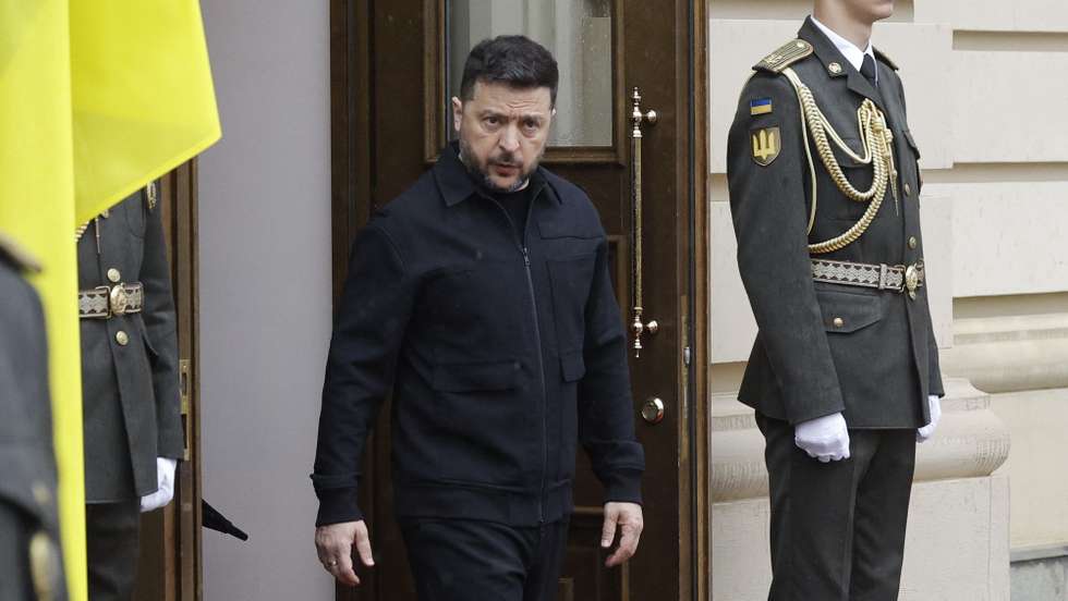 epa12914905 Ukrainian President Volodymyr Zelensky speaks with journalists before meeting Moldovan President Maia Sandu at the Mariinsky Palace in Kyiv, Ukraine, 26 April 2026. Maia Sandu arrived in Kyiv to meet with top Ukrainian officials amid the Russian invasion.  EPA/SERGEY DOLZHENKO
