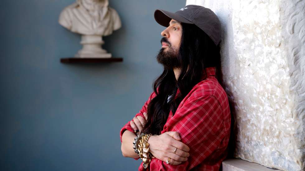 Alessandro Michele no retrato oficial divulgado pela maison Valentino