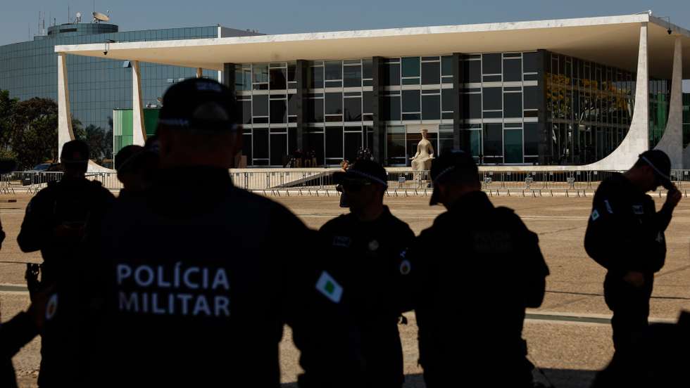 epa12367662 Police officers stand guard outside the Supreme Federal Court in Brasilia, Brazil, 10 September 2025. Presiding over the trial, Alexandre de Moraes stated that Bolsonaro led a “criminal organization” that carried out various acts to stage a coup and “perpetuate itself in power” after losing the 2022 elections.  EPA/ANTONIO LACERDA