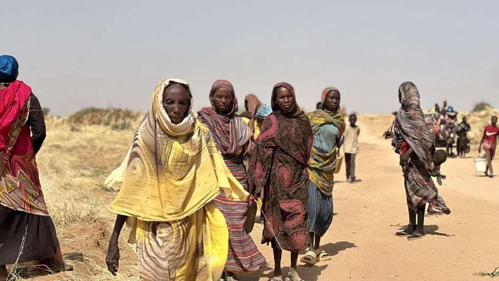 epa12047307 Sudanese people, who fled from the internally displaced persons (IDP) Zamzam camp, on their way to the Tawila Camps amid the ongoing conflict between Sudan's army and the Rapid Support Forces (RSF), in North Darfur, Sudan, 14 April 2025 (issued 22 April 2025). The RSF claimed control of the Zamzam camp after its assault in April 2025. According to the UNHCR, over four million people have fled Sudan to neighboring countries since the outbreak of the armed conflict in April 2023.  EPA/MARWAN MOHAMED