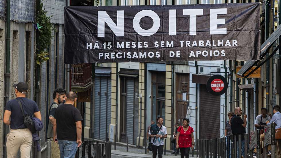 Ação de rua do setor de diversão noturna do Porto, promovida pela Associação de Bares e Discotecas da Movida do Porto (ABDM ), tem como objetivo demonstrar a total ausência de resposta às diversas solicitações feitas diretamente ao Governo para que as propostas para reabertura do setor de diversão noturna sejam ouvidas, Porto, 23 de julho de 2021. RUI FARINHA/LUSA