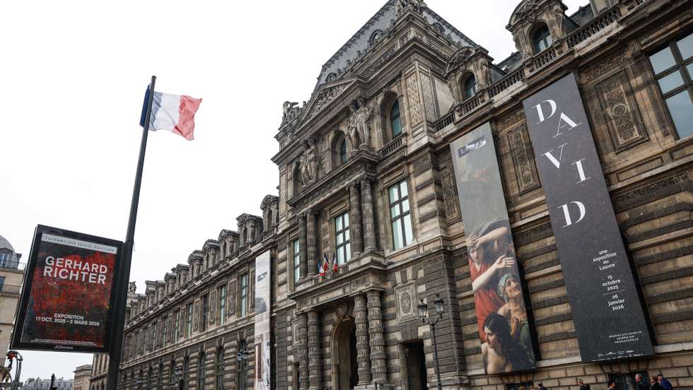 epa12464546 The facade of the Louvre Museum is seen after a robbery this morning in Paris, France, 19 October 2025. The Louvre Museum was targeted in a robbery by several criminals who smashed windows to steal jewelry. The museum was later closed. French Culture Minister Rachida Dati called it 'an attack on France’s cultural heritage.'  EPA/Mohammed Badra