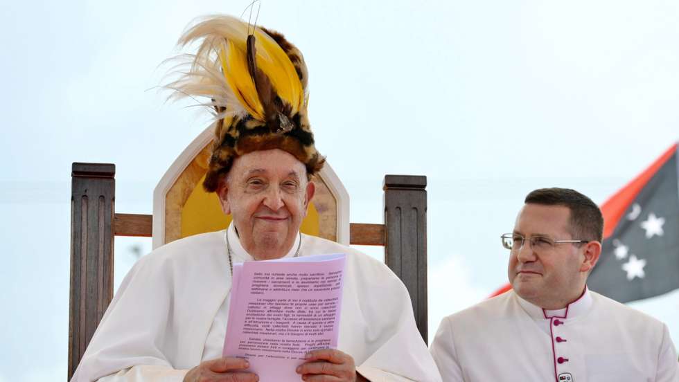 epaselect epa11592715 Pope Francis (L), wearing a Papua headdress, attends a meeting with the faithful of the Diocese of Vanimo at the esplanade in front of the Holy Cross Cathedral in Vanimo, Papua New Guinea, 08 September 2024. Pope Francis is traveling from 02 to 13 September to conduct apostolic visits to Indonesia, Papua New Guinea, East Timor, and Singapore.  EPA/ALESSANDRO DI MEO