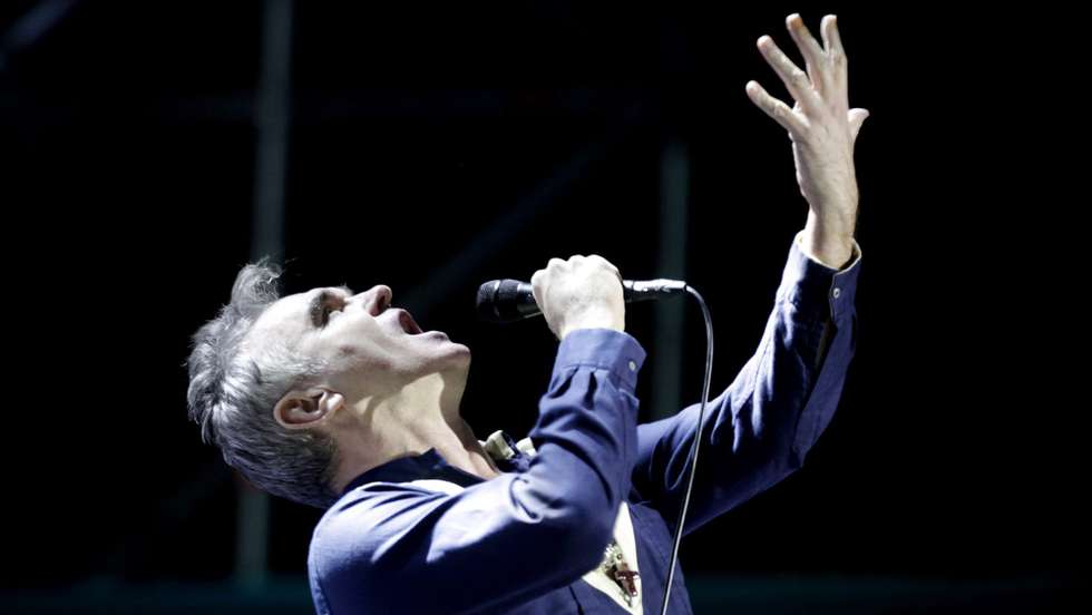 epa05025956 British singer Morrissey performs on stage during the Primavera Fauna 2015 Music Festival in Santiago de Chile, Chile, 14 November 2015. Morrissey, The Cardigans, and Empire of the Sun are the main bands programmed at the festival.  EPA/SEBASTIAN SILVA