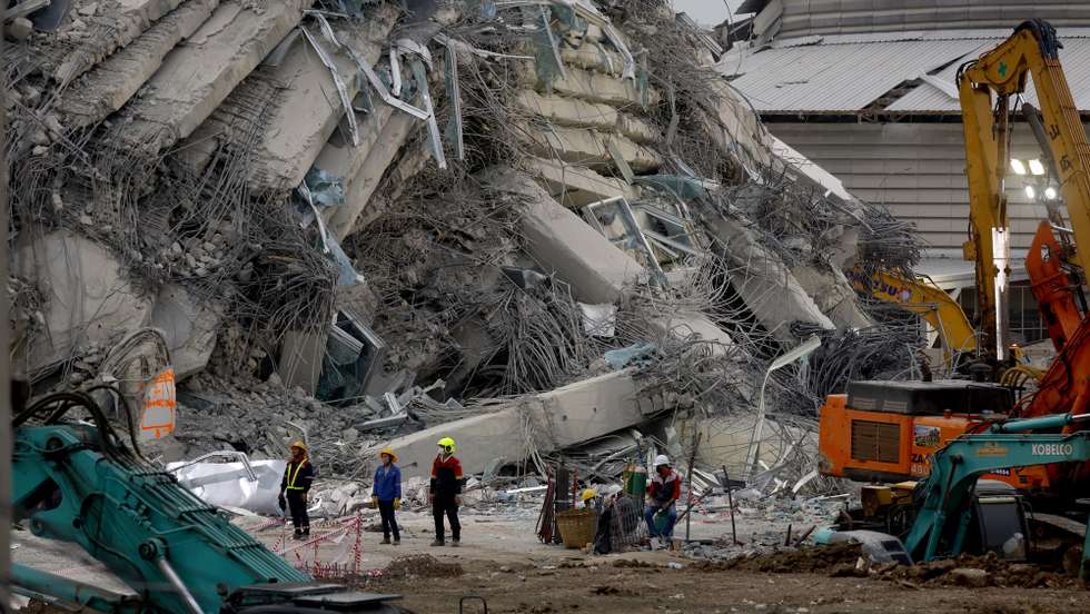 epa11999368 Rescue workers carry out a search operation at the site of a building that collapsed following an earthquake in Bangkok, Thailand, 30 March 2025. At least 17 people were confirmed dead, 32 injured and 83 were still missing in Bangkok including the collapse of a 30 floor building following a 7.7-magnitude earthquake that struck Myanmar and caused tremors in neighboring Thailand, according to Erawan Medical Emergency Center.  EPA/NARONG SANGNAK