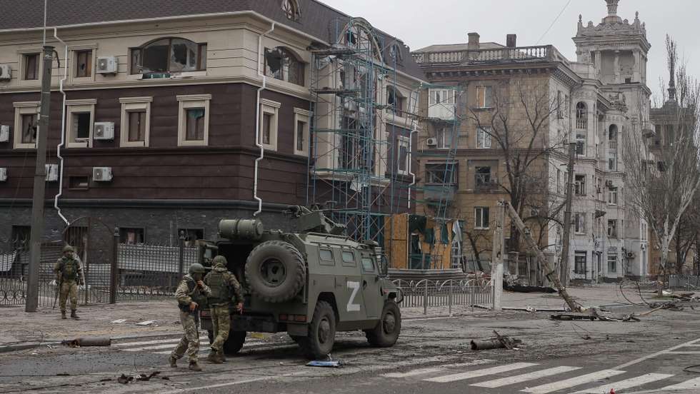 epa09887015 A picture taken during a visit to Mariupol organized by the Russian military shows Russian servicemen prepare for guard in downtown of Mariupol, Ukraine, 12 April 2022. For more than a month, hostilities have continued in the city. There is no water, electricity, gas or communications. Shops, pharmacies and hospitals are closed. 250 thousand inhabitants left the city, about 300 thousand still remain. During the hostilities, up to 70 percent of the housing stock of Mariupol was destroyed and five thousand residents of the city was killed said the new mayor of the city Konstantin Ivashchenko. On 24 February Russian troops had entered Ukrainian territory in what the Russian president declared a 'special military operation', resulting in fighting and destruction in the country, a huge flow of refugees, and multiple sanctions against Russia.  EPA/SERGEI ILNITSKY