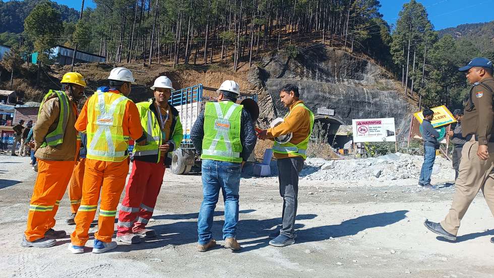 Trabalhadores presos em túnel na Índia perto do resgate
