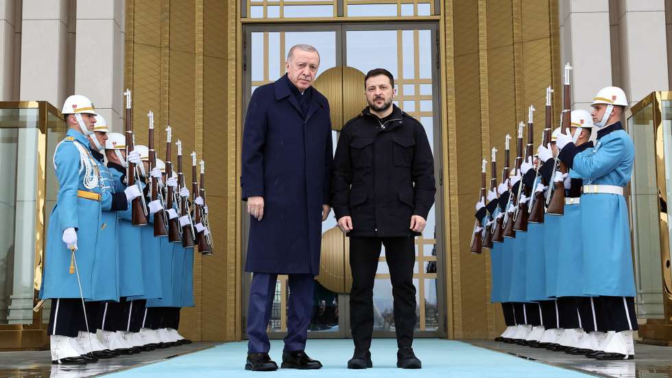 epa11904570 A handout photo made available by the Turkish Presidential Press Office shows Turkish President Recep Tayyip Erdogan (C-L) and Ukrainian President Volodymyr Zelensky (C-R) posing for a photograph during a welcome ceremony before their meeting at the Presidential Palace in Ankara, Turkey, 18 February 2025.  EPA/TURKISH PRESIDENTIAL PRESS OFFICE HANDOUT HANDOUT EDITORIAL USE ONLY/NO SALES
