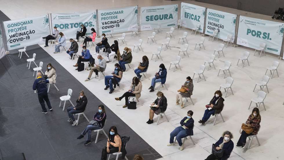 Professores e funcionários do pré-escolar e primeiro ciclo do ensino básico são vacinados no Pavilhão Multiusos de Gondomar, 27 de março de 2021. JOSÉ COELHO/LUSA