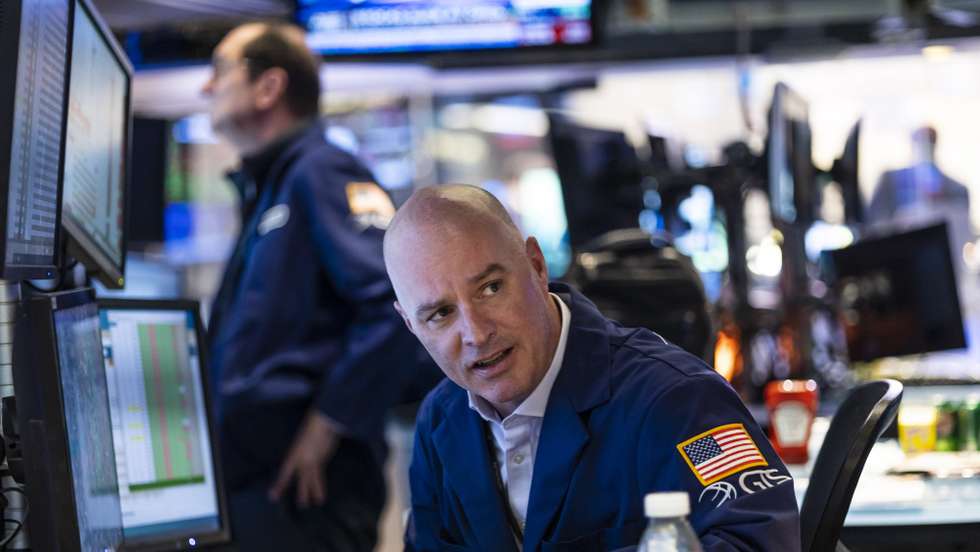 epa09794113 Traders work on the floor of the New York Stock Exchange in New York, New York, USA, 01 March 2022. Worldwide markets continue to react to Russia's invasion of Ukraine.  EPA/JUSTIN LANE