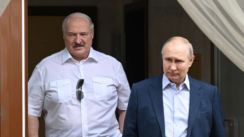 epa10681320 Russian President Vladimir Putin (R) and Belarusian President Alexander Lukashenko during their meeting at the Bocharov Ruchei residence in the resort city of Sochi, Russia 09 June 2023. Putin announced the transfer of Russian tactical nuclear weapons to Belarus to begin after July 07-08, when the construction of facilities for them is completed.  EPA/GAVRIIL GRIGOROV/SPUTNIK/KREMLIN POOL MANDATORY CREDIT