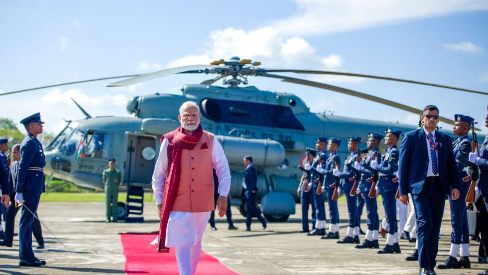 epa12013109 A handout photo made available by the Sri Lankan President's Media shows Indian Prime Minister Narendra Modi (C) arriving at the Anuradhapura Air Force Base in Anuradhapura, Sri Lanka, 06 April 2025. India's prime minister is on a three-day official visit to Sri Lanka.  EPA/SRI LANKAN PRESIDENT MEDIA DIVISION / HANDOUT  HANDOUT EDITORIAL USE ONLY/NO SALES