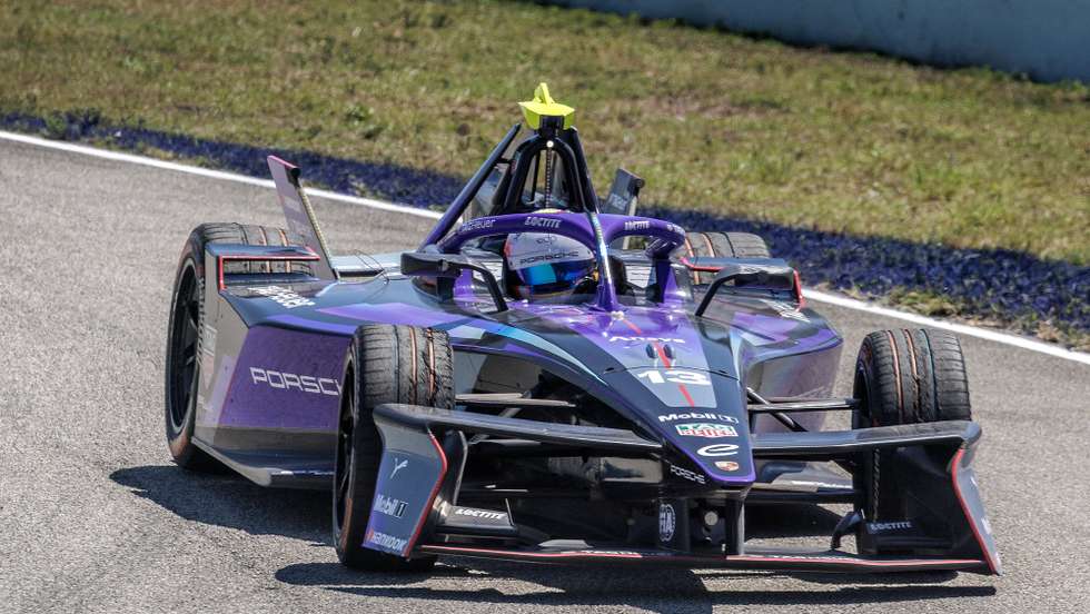 epa12028091 Antonio Felix da Costa of Team TAG Heuer Porsche Formula E Team in action during the Miami E-Prix at the Homestead Miami Speedway in Homestead, Florida, USA, 12 April 2025.  EPA/CRISTOBAL HERRERA-ULASHKEVICH