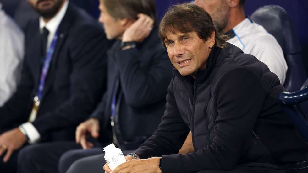 epa12388270 Napoli's head coach Antonio Conte looks on ahead of the UEFA Champions League league group phase match between Manchester City and SSC Napoli in Manchester, Britain, 18 September 2025.  EPA/ADAM VAUGHAN