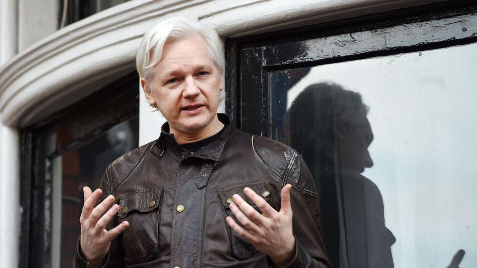 epa05974666 Australian computer programmer Julian Assange speaks to the media from the balcony of the Ecuadorian Embassy in London, Britain, 19 May 2017. Swedish prosecutors have dropped their rape case against WikiLeaks founder Julian Assange, according to news reports.  EPA/ANDY RAIN