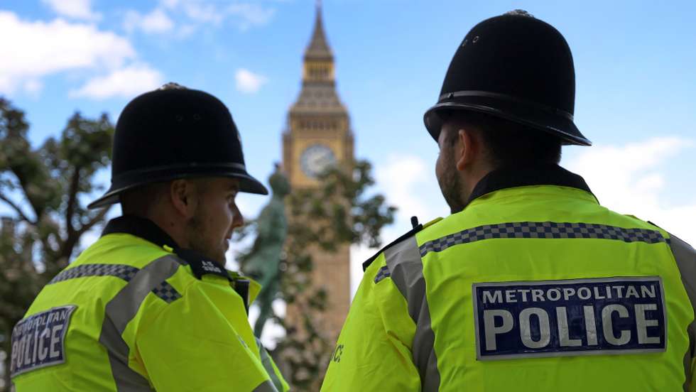 epa10727717 Policemen stand guard outside parliament in London, Britain, 05 July 2023. The Met Police have announced they are to reopen investigations into potential Covid breaches during a Tory party headquarter Christmas Party and a Conservative Party gathering at parliament that took place in December 2020 during lockdown.  EPA/ANDY RAIN