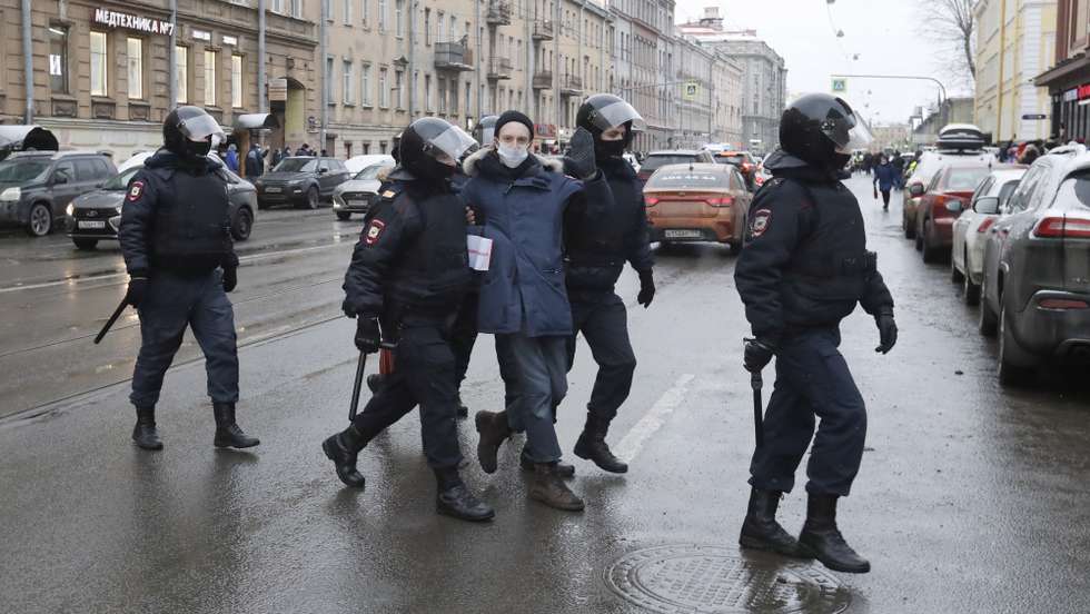 epa08976951 Russian police officers detain protester during an unauthorized protest in support of Russian opposition leader Alexei Navalny, in St. Petersburg, Russia, 31 January 2021. Navalny was detained after his arrival to Moscow from Germany, where he was recovering from a poisoning attack with a nerve agent, on 17 January 2021. A Moscow judge on 18 January ruled that he will remain in custody for 30 days following his airport arrest. Navalny urged Russians to take to the streets to protest. In many Russian cities mass events are prohibited due to an increase in COVID-19 cases.  EPA/ANATOLY MALTSEV