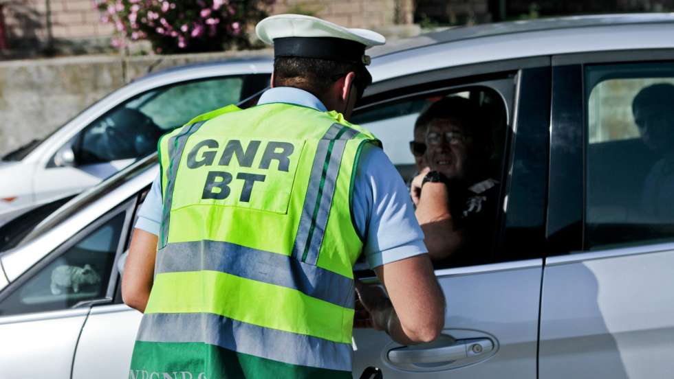 Em 2022, segundo a GNR, foram verificadas 20.292 infrações por falta ou uso incorreto de cintos de segurança e sistemas de retenção de crianças