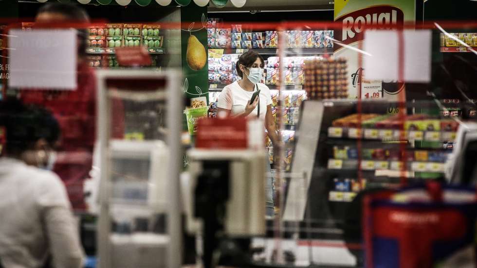 Pessoas fazem as suas compras em um supermercado no Centro Comercial Colombo, em Lisboa, 1 de junho de 2020. A atual situação da pandemia da covid-19 na região de Lisboa e Vale do Tejo impediu a abertura em pleno deste centro comercial. MÁRIO CRUZLUSA