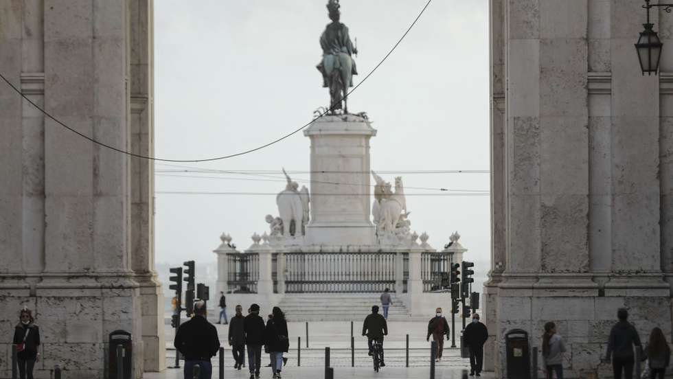 Pessoas passeiam junto ao Arco da Rua Augusta em Lisboa, durante período com medidas de restrição impostas pelo novo confinamento, na sequência da pandemia de Covid-19, 30 de janeiro de 2021. MIGUEL A. LOPES/LUSA