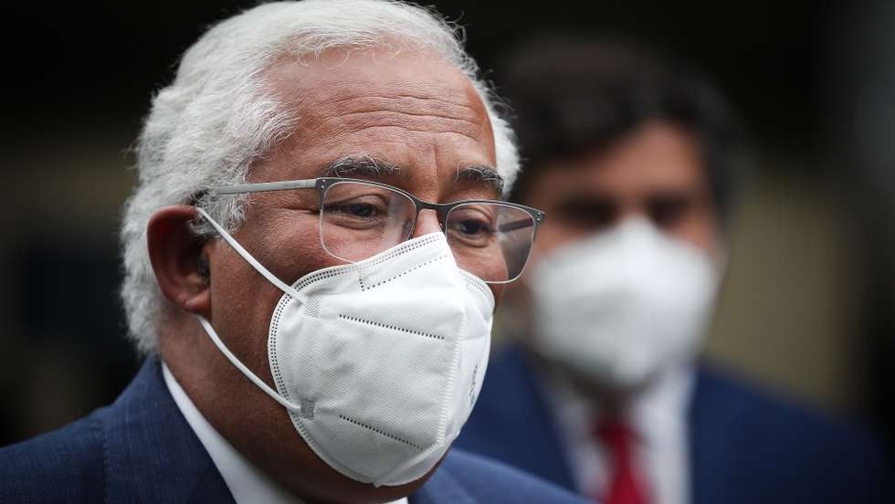 O primeiro-ministro, António Costa, fala aos jornalistas antes da cerimónia de assinatura do protocolo de cooperação para o desenvolvimento de uma rede de Transporte Coletivo em Sítio Próprio (TCSP) que ligue os municípios de Loures e Odivelas, em modo de Metro Ligeiro de Superfície, no Parque Adão Barata, em Loures, 5 de julho de 2021. MÁRIO CRUZ/LUSA