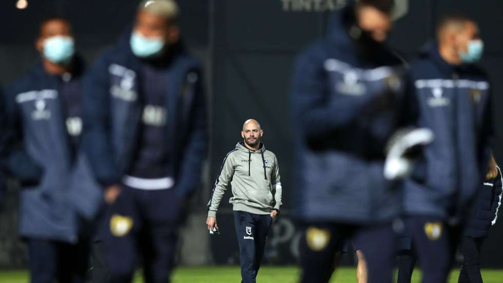 O treinador do Belenenses SAD, Rui Pedro Silva, reage durante o jogo da Primeira Liga de Futebol entre o  Famalicão e o Belenenses SAD, disputado no Estádio Municipal de Famalicão, 13 de janeiro de 2022. ESTELA SILVA/LUSA