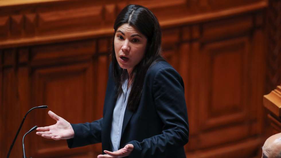 A deputada do Bloco de Esquerda (BE) Mariana Mortágua, durante a sessão plenária de debate na especialidade do Orçamento de Estado 2022, na  Assembleia da República, em Lisboa, 23 maio 2022. MANUEL DE ALMEIDA / LUSA