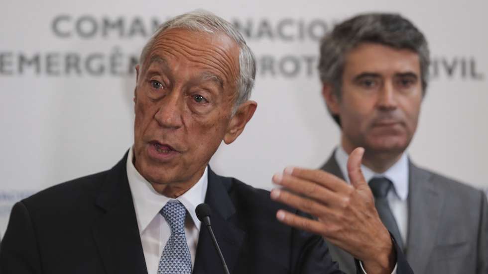 O Presidente da República, Marcelo Rebelo de Sousa (E) acompanhado pelo ministro da Administração Interna, José Luís Carneiro (D) fala aos jornalistas, esta manhã depois de participar na reunião do Centro de Coordenação Operacional Nacional (CCON). Sede da Autoridade Nacional de Emergência e Proteção Civil em Carnaxide, Oeiras, 10 de julho de 2022. MIGUEL A. LOPES/LUSA