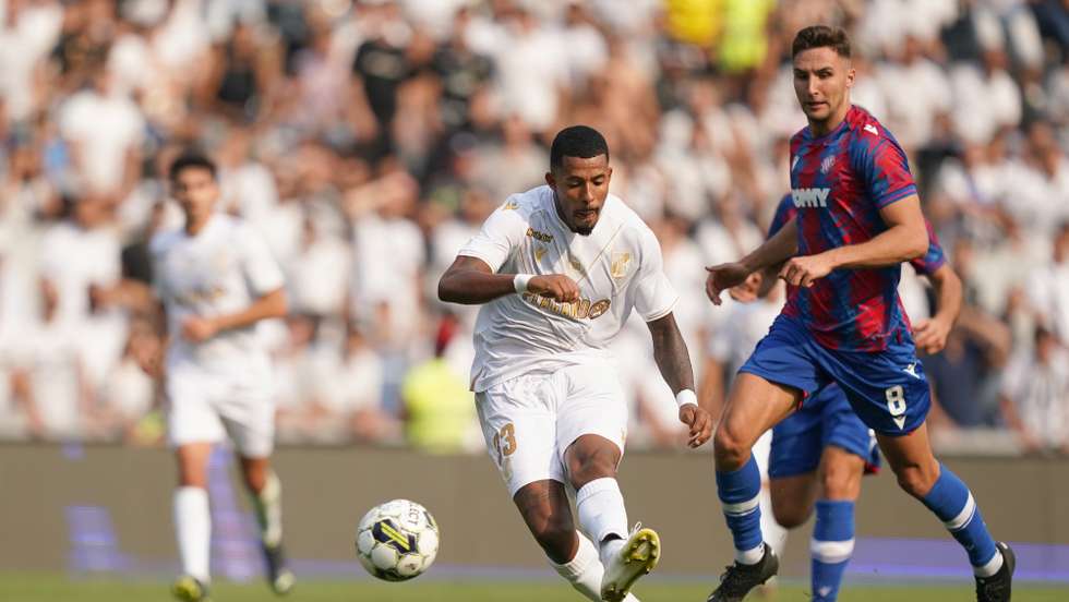 Vitoria de Guimaraes player Anderson Silva (L) in action against Hajduk Split player Stefan Simic (R) during their UEFA Europa Conference League qualification soccer match, held at D. Afonso Henriques stadium, in Guimaraes, Portugal, 10 August 2022. HUGO DELGADO/LUSA
